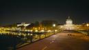 10月17日，巴黎实施宵禁，塞纳河艺术桥（Pont des Arts）上空无一人。（Kiran Ridley/Getty Images） 