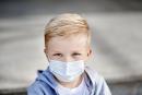 戴着口罩的小学生（123RF）