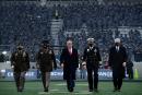 12月12日，川普赴西点军校观看一场美军橄榄球比赛，欢迎声“山呼海啸”。（BRENDAN SMIALOWSKI/AFP via Getty Images）