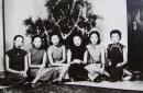 严仁美与赵四小姐等人合影。右一为严仁美，左三为赵四小姐。