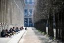 2021年3月20日，法国因疫情第三次禁足的第一天，在巴黎皇宫花园（Jardin du Palais Royal）进餐的年轻人。（ANNE-CHRISTINE POUJOULAT/AFP via Getty Images）