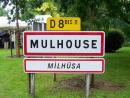 法国一些城市通过设置双语路牌来鼓励使用当地方言。法国东北部城市米卢斯“MULHOUSE”在阿尔萨斯语（Alsacien）中为“MÌLHÜSA”。（MlibFR/Wikipedia/CC BY-SA 3.0）