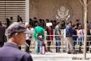 中国民众在美国驻北京大使馆签证处排队。（ Ed Jones/AFP/GettyImages)