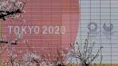 2020年3月30日，一栋建筑物外的东京奥运会和残奥会的徽标。（图片来源: KAZUHIRO NOGI/AFP via Getty Images）