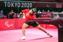 埃及乒乓球选手哈马托在2021东京残奥会上，用口咬着球拍迎战对手。（YASUYOSHI CHIBA/AFP via Getty Images）