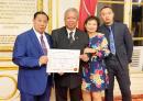 全球公益联盟（ligue universelle du bien public）于10月1日在法国参议院为来自全球各地在公益事业、文化艺术及科学教育等领域做出突出贡献者颁发荣誉勋章。法国亚裔潮商林锦财先生作为获奖者中的唯一华人，被授予“全球公益联盟文学（体育）”银质勋章。法国潮州会馆名誉主席吴武华先生和中华会馆会长陈广城先生表示祝贺。图中为林锦财先生（左二）与家人和法中文化交流促进中心主席蔡垂彪（左一）合影。图片来源：蔡垂彪先生提供。