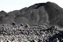 2021年11月3日，工人在中国北部山西大同一个煤矿附近分拣煤炭。（NOEL CELIS/AFP via Getty Images）