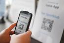 Luca程序用户在扫描二维码。(INA FASSBENDER/AFP via Getty Images)