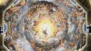 《圣母升天》（As-somption de la Vierge），湿壁画，1093 x 1195厘米，意大利艺术家柯列乔（ Correggio）于1526-1530年间为巴马市的圣・乔万尼大教堂圆拱穹顶所作。由于强烈的透视，画家将画上的人物分成不同远近层次的团体，绘制时一组一组地完成。由于“近实远虚”的透视法原则，最远处的那些天使几乎完全“虚”入了金黄色的光芒之中，成功地表现一个层层向上延伸直至光明的天堂的壮丽景象。（公有领域）