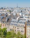 巴黎的楼房，远处是埃菲尔铁塔（123RF）