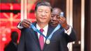 8月22日，南非总统拉马福萨在比勒陀利亚联邦大厦向中国国家主席习近平授予南非勋章。