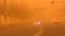 内蒙古遭遇强沙尘暴天气，公路行车困难。（图片来源：视频截图）