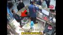 中共三名公职人员在湖北一酒店耍横，脚踢老板。（图片来源：视频截图）