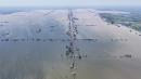 2024年7月6日，中国中部湖南省华容县洞庭湖岸堤坝决口后，村庄和农田被淹没。（Getty Images）