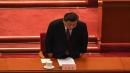 2021年3月10日，中共党魁习近平在北京人民大会堂举行的中国人民政治协商会议闭幕式上鞠躬致词。（图片来源：NOEL CELIS/AFP via Getty Images）
