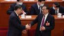 2023年3月11日，中共党魁习近平（左）在中国北京举行的全国人民代表大会第四次全体会议开幕式上与中共前总理李克强（右）握手。（图片来源：Lintao Zhang/Getty Images)