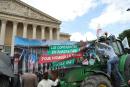 法国全国农业经营者工会联合会和青年农民联盟5月26日在法国国民议会外组织集会，支持杜普洛姆农业法案。（THOMAS SAMSON/AFP via Getty Images）