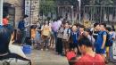 广东廉江横山镇一小学门口，一群留守儿童聚集高喊“我要上学！”。（图片来源：视频截图）