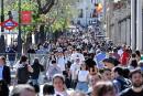 马德里市中心人们来来往往。（THOMAS COEX/AFP via Getty Images）