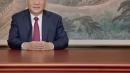 习近平在2026新年贺词中右手抱左手，这是“丧拳”。（图片来源:视频截图）