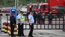 山西留神峪发生矿难后，警方在煤矿外道路上维持秩序。（图片来源：Getty Images）