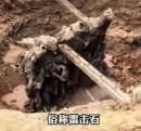 河北一麦田惊现巨石。（视频截图）