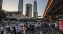 2022年12月1日，广州市放宽对新冠疫情的限制后人们乘坐公交车上下班。（图片来源：Getty Images）