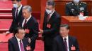 2022年10月22日，在中共二十大闭幕式上，前中共党魁胡锦涛（中）被习近平下令架离会场。（图片来源：Lintao Zhang/Getty Images）