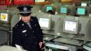 北京一名警察在检查电脑（示意图）。（图片来源：Getty Images）