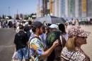 5月，游客们在里斯本热罗尼莫斯修道院前排队。(PATRICIA DE MELO MOREIRA/ AFP via Getty Images)