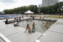 巴黎19区维莱特港池的泳区（BRUNE DELAVELLE/Hans Lucas/AFP via Getty Images）