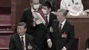 2022年10月22日中共二十大闭幕会上，前中共总书记胡锦涛（前排右一）被架离会场。（Kevin Frayer/Getty Images） 