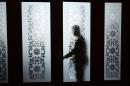 2025年3月6日，一名中共安保人员正在大会堂关门。（图片来源：GREG BAKER/AFP via Getty Images） 