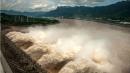 2020年7月19日，三峡大坝在泄洪。(图片来源：STR/AFP/Getty Images)