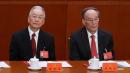 2022年10月22日，前中共国务院总理温家宝与时任中共国家副主席王岐山出席中共二十大闭幕式。（图片来源：Lintao Zhang/Getty Images）