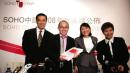 SOHO中国创办人潘石屹（左二）与公司高层合影。（图片来源：China Photos/Getty Images）