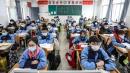 2020年3月30日，江苏省淮安市COVID-19病毒疫情期间，初中和高三学生返回教室。示意图(图片来源：STRAFP via Getty Images)