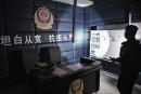 2026年3月12日，泰柬边境奥斯马赫镇一处废弃的诈骗中心内，伪装成中国警察局的房间有疑似网络诈骗犯从泰柬边境度假村仓皇逃窜时留下的痕迹。（图片由Lillian SUWANRUMPHA/AFP via Getty Images提供） 