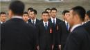 2017年10月25日，在中共中央政治局常务委员会成员名单公布后，身着西装的中共军方人员在北京人民大会堂外等候。（图片来源：GREG BAKER/AFP via Getty Images）
