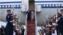 2026年9月23日，中共党魁习近平和第一夫人彭丽媛抵达美国马里兰州安德鲁斯联合基地，走下中国国际航空公司的飞机。（图片来源：Brendan SMIALOWSKI/AFP via Getty Images）