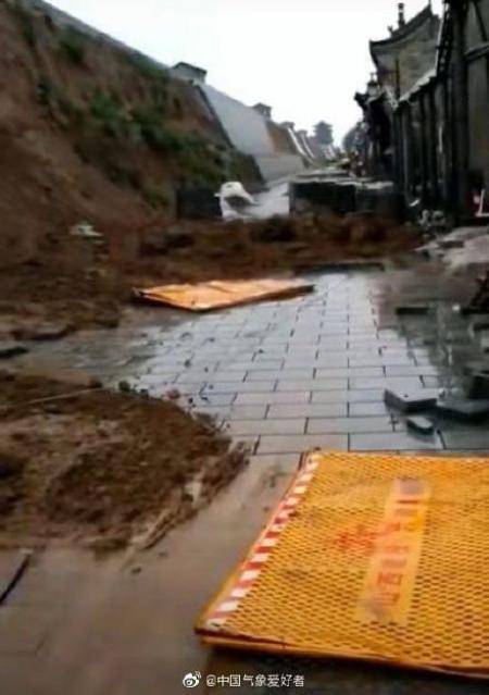 平遥古城城墙局部发生倒塌，倒塌长度约有25米。（图片来源：微博）