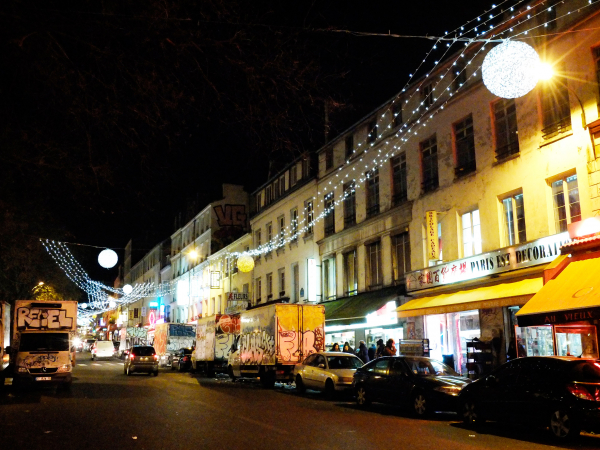 巴黎美丽城首次点亮彩灯迎佳节