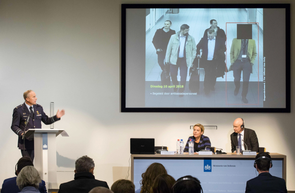 荷兰军事情报和安全局局长Onno Eichelsheim、国防部长Ank Bijleveld和英国大使Peter Wilson出席在荷兰海牙举行的荷兰军事情报和安全局（MIVD）新闻发布会。（AFP/Getty Images）