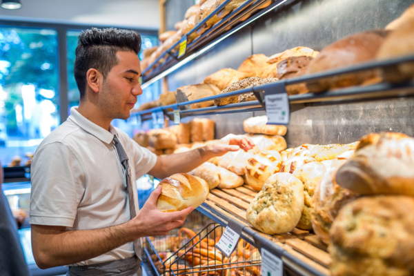 德国制定新移民法,为吸引欧盟以外的具有专业背景的人。图为阿富汗难民Zaker Hussaini找到了面点师的工作。(Getty Images)