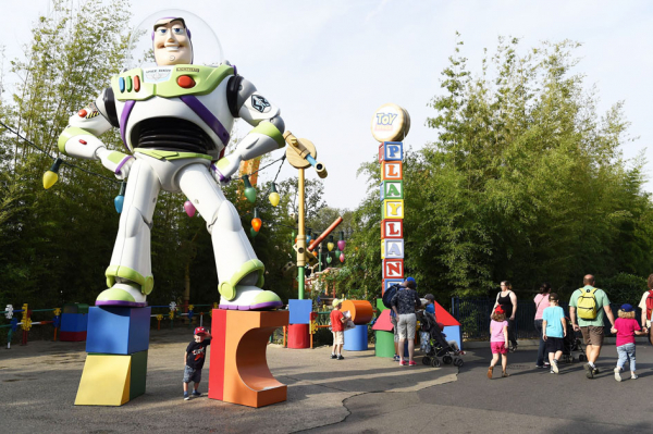 迪士尼公园中的漫威动画人物雕塑——巴斯光年（AFP/Getty Images）