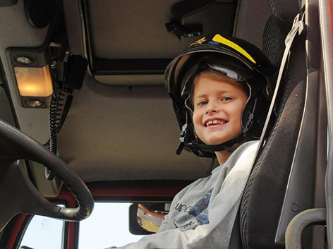 小艾琳乘坐消防队卡车（corriere.it）