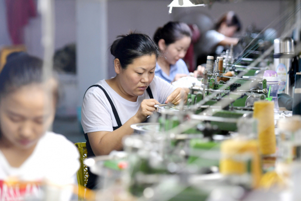 商丘市一家工厂生产出口服装生产线的员工(Getty Imagrs)