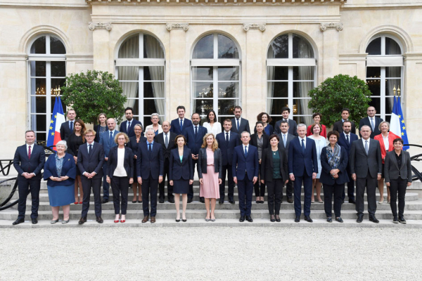 10月17日，新内阁成员在爱丽舍宫前集体合照。（AFP/Getty Images）