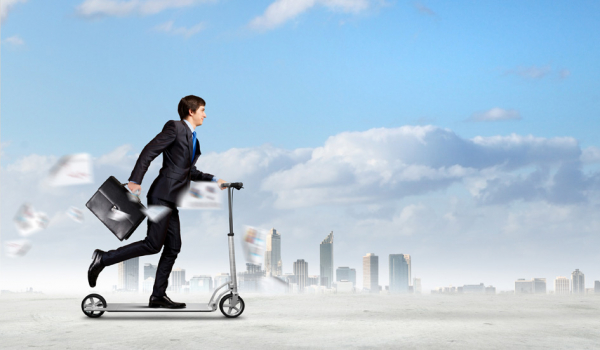 电动滑板车(123RF)