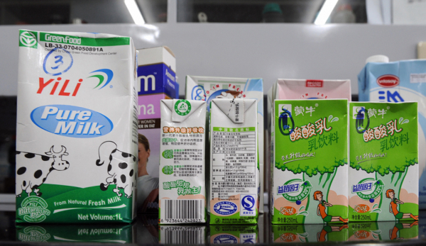 在接受检查的伊利和蒙牛。(Getty Images)